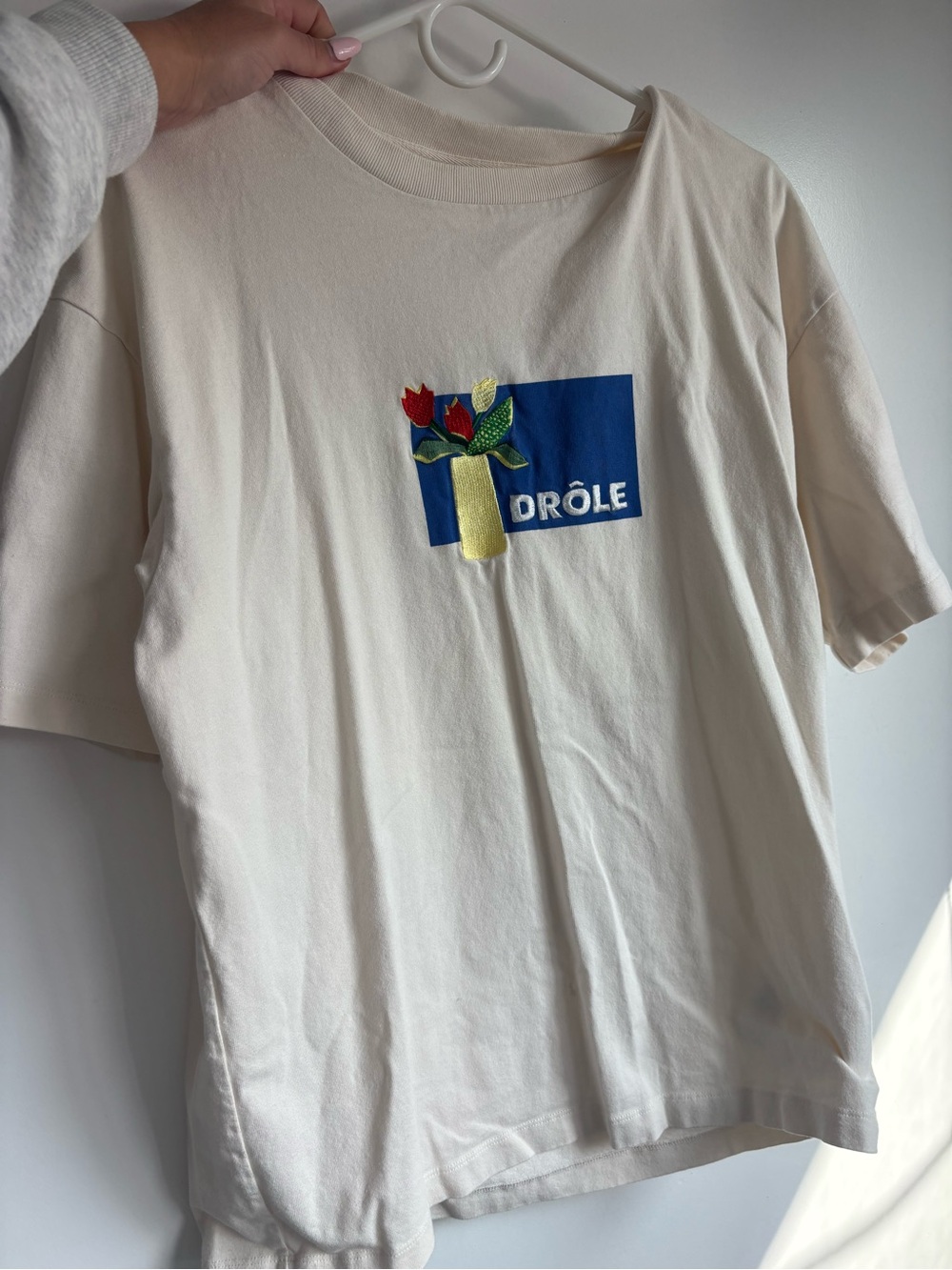Drôle de Monsieur Cream Graphic Tee with Blue & Yellow Embroidery